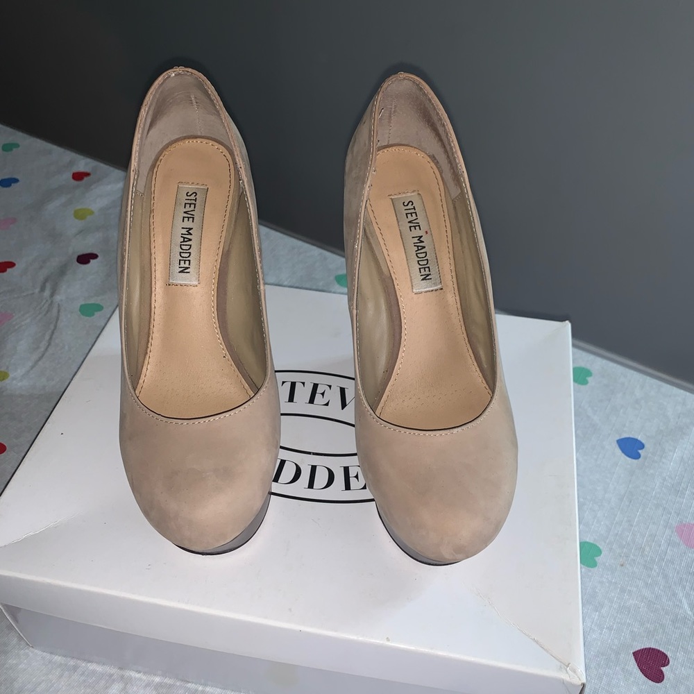 Steven MaddensSlightly worn still looks new taupe wedges. Size 6.